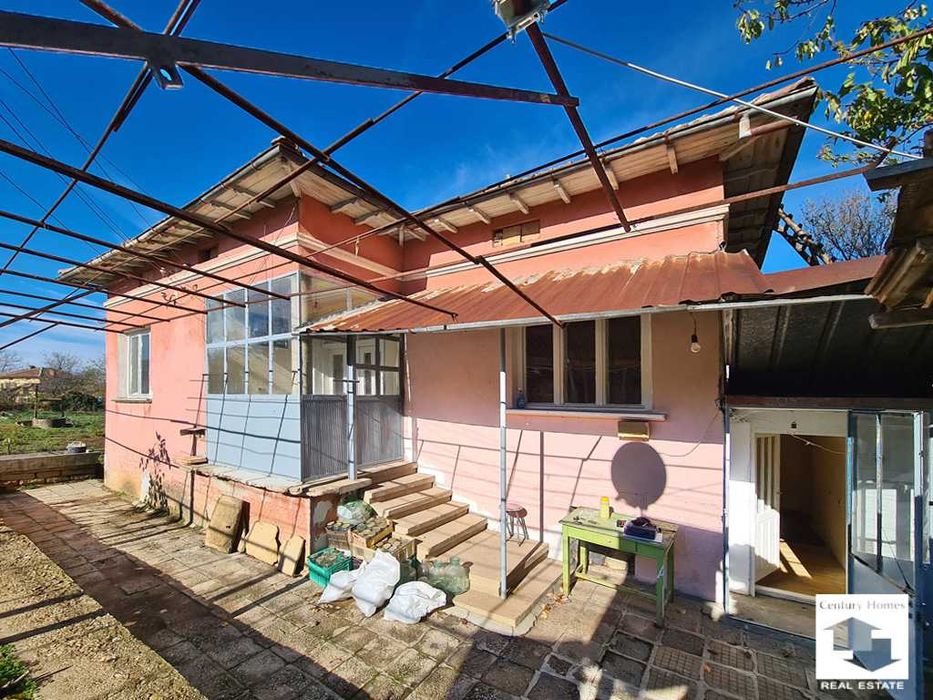 140329 Къща с равен двор и кладенец, в добро състояние, в с. Дъскот