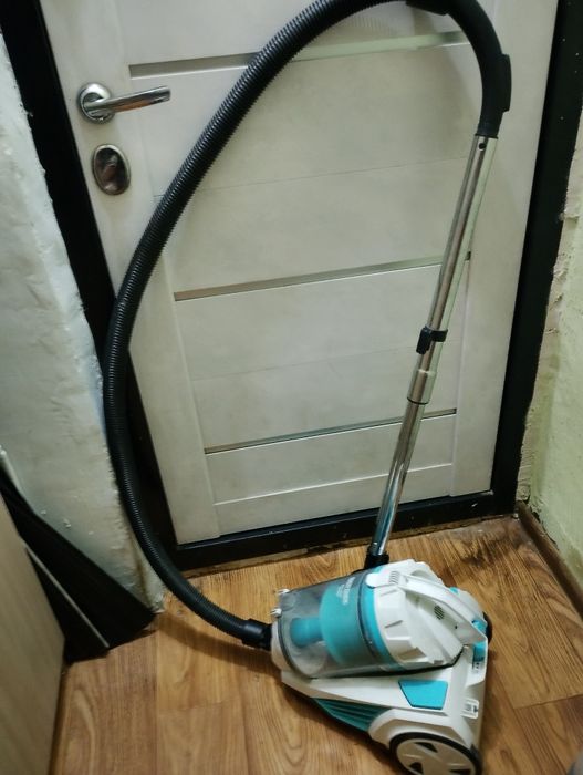 Пылесос с чашкой работает