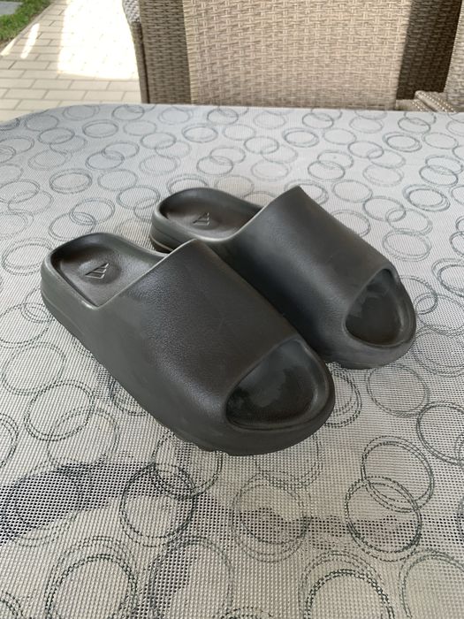 Yeezy Slide ca si noi