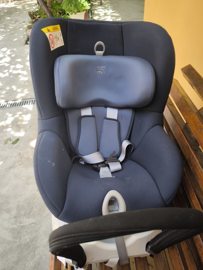 Столче за кола Britax Romer Dualfix + подарък порт бебе
