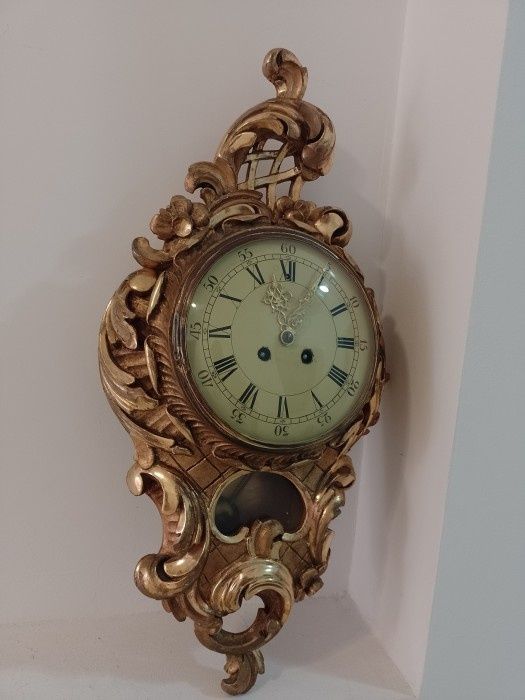 Ceas de perete in stil Rococo din lemn foitat ,piesa cu o sculptura in