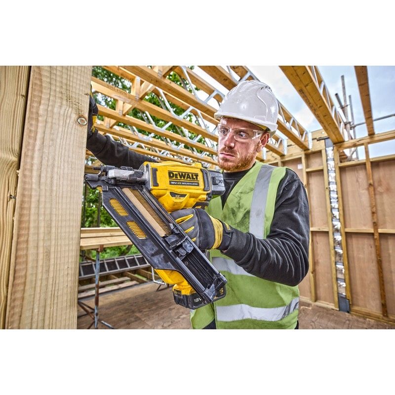 Акумулаторен такер за дърво DeWALT DCN930P2, 18V