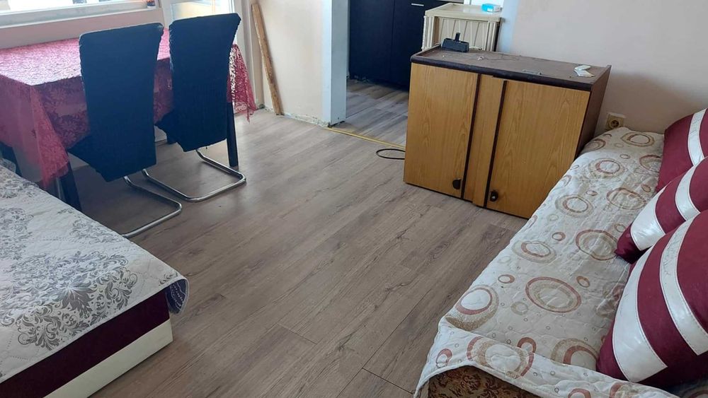 Продава се тристаен апартaмент в кв. Любен Каравелов с възможен бартер