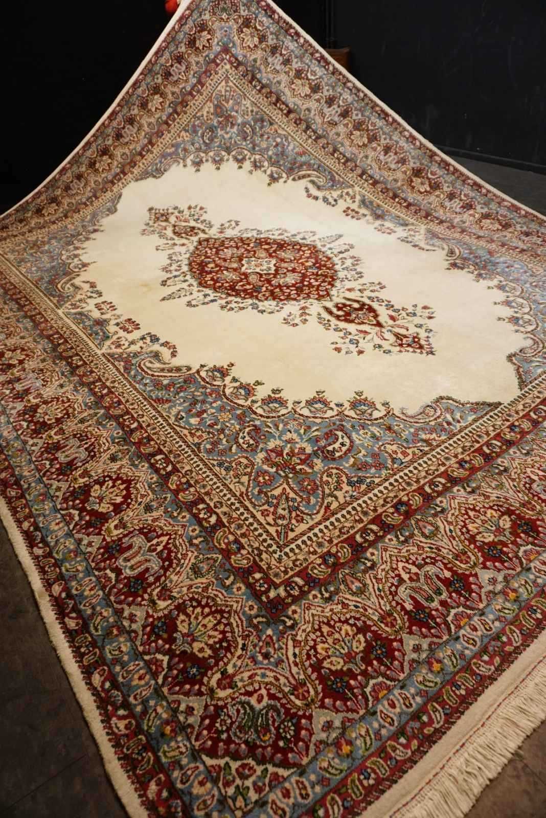 Красив и много запазен персийски килим.