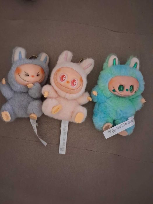 три броя лабубу в сиво,розово и синьо