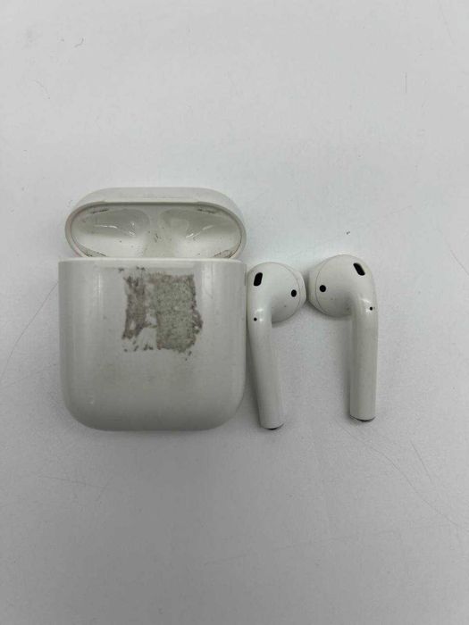 Apple AirPods (1st Gen) with Lightning Charging Case (белый)
