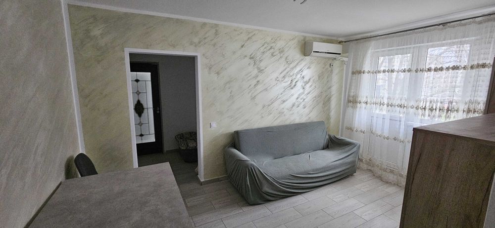 Inchiriez apartament 3 camere.