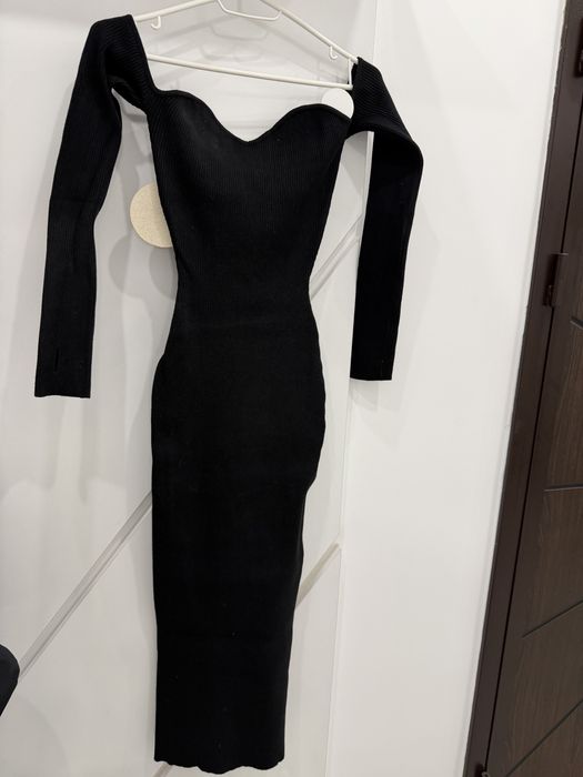 Дълга черна рокля по тялото