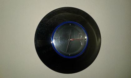 часы настенные металлические в стиле хайтек известного бренда
