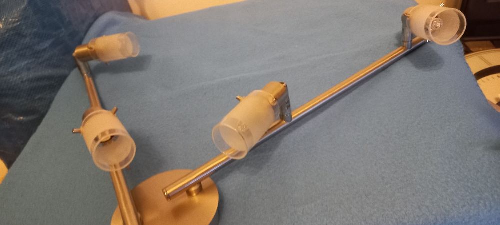 Vând lustre,aplice noi.