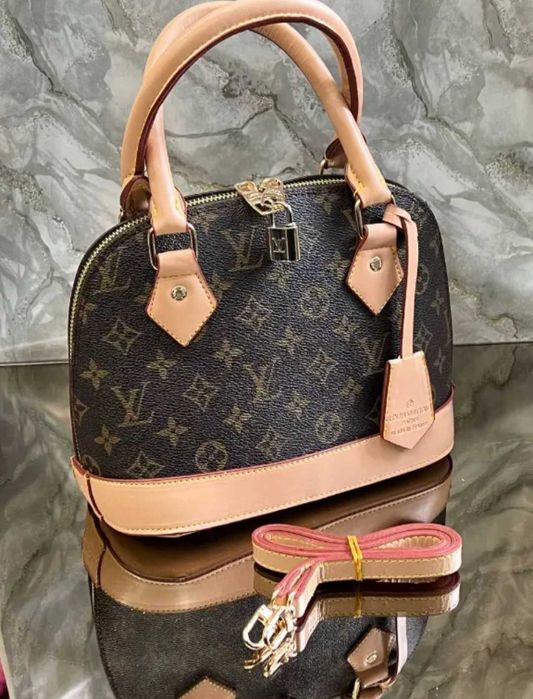 Дамска чанта на моден бранд.