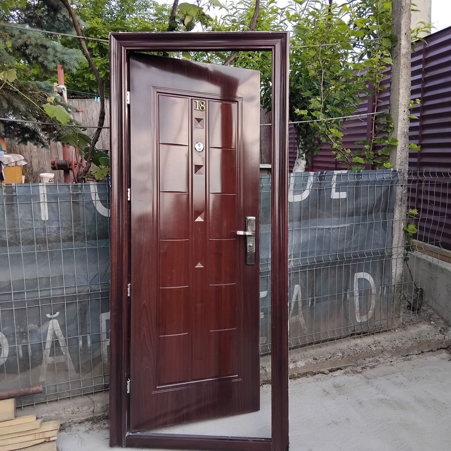 Vînd ușă metalică de exterior / completă cu chei