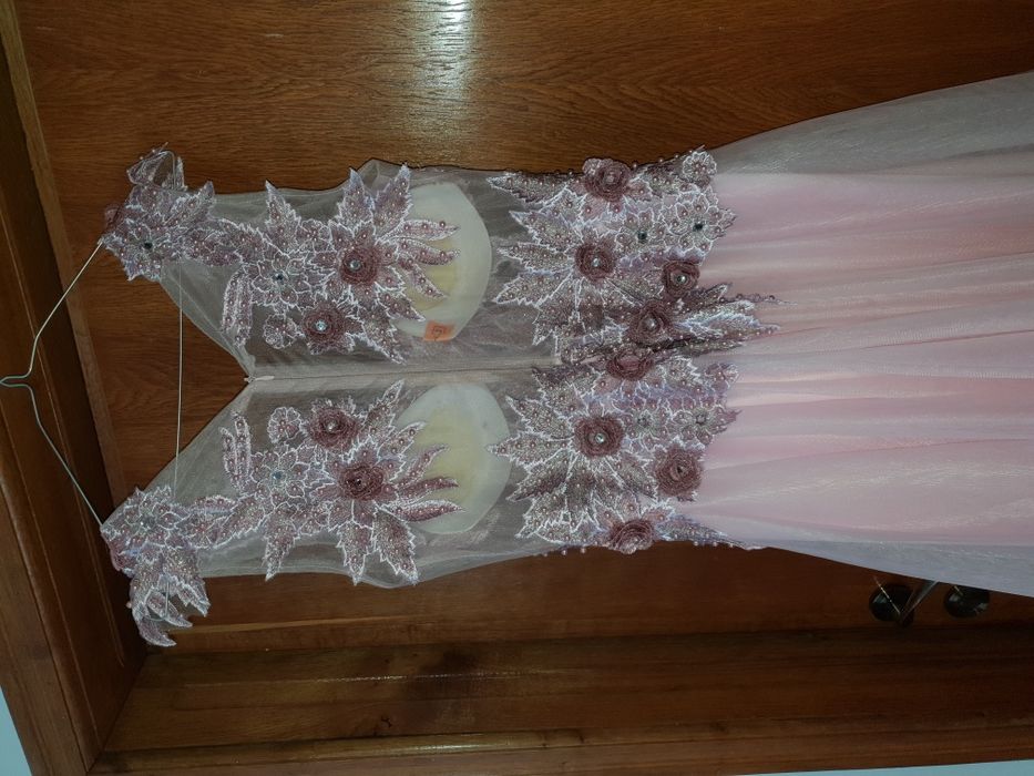 Vand rochie de ocazie facuta pe comanda