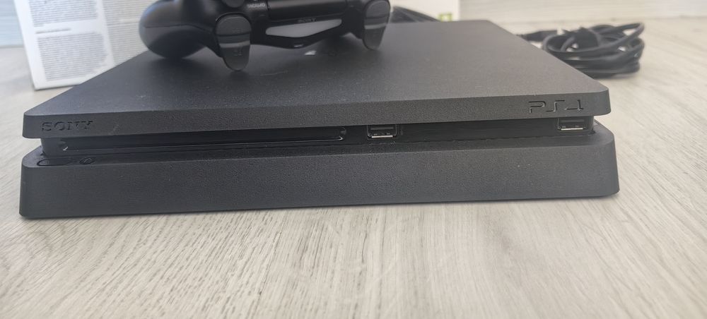 Продавам PS4 Slim (Playstation 4 Slim) + 2 контролера