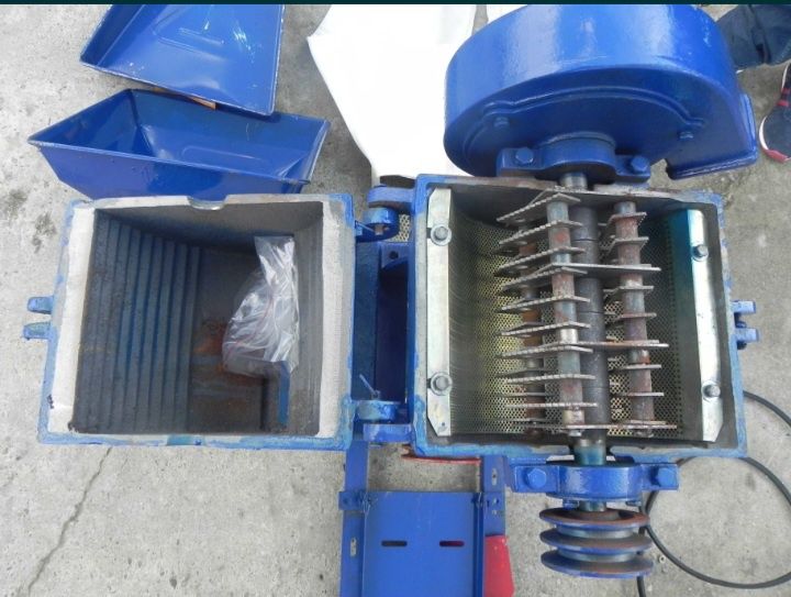 Vând Moară cu 36 ciocanele, ce macină : Lucernă, Porumb,Grâu  etc.