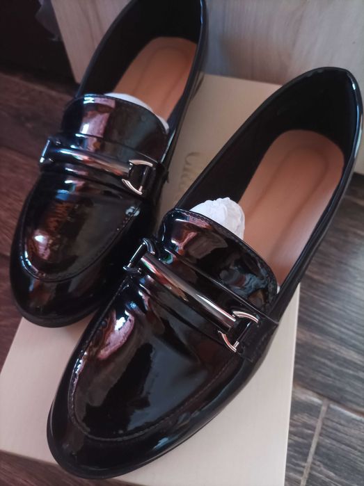 Нови лачени обувки