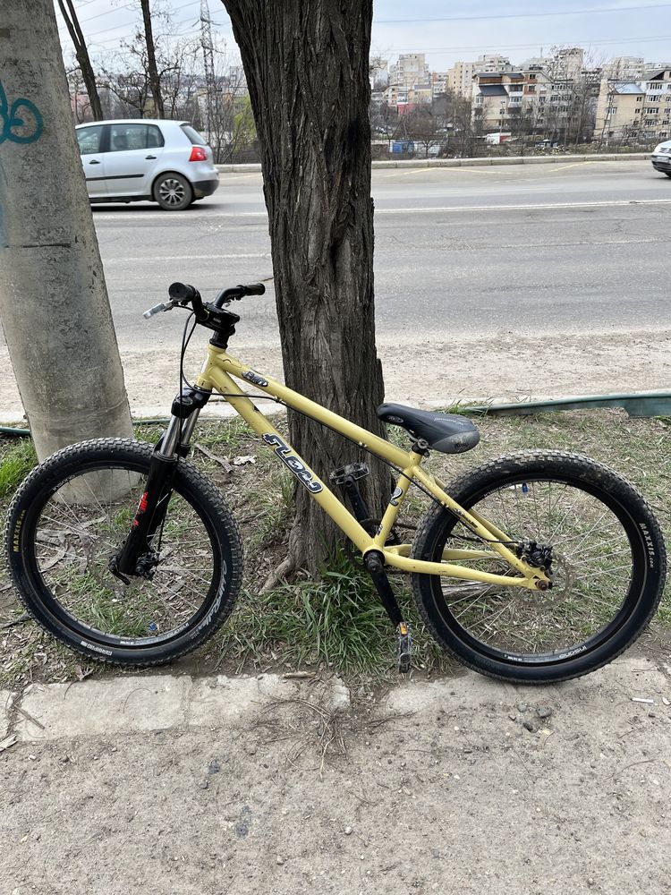 Vând bicicletă dirt bike jumper