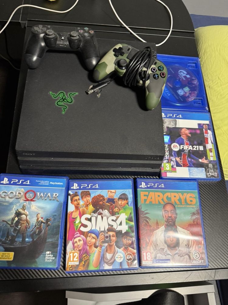 PS4 PRO 1T ,върви с четири игри и два джойстика