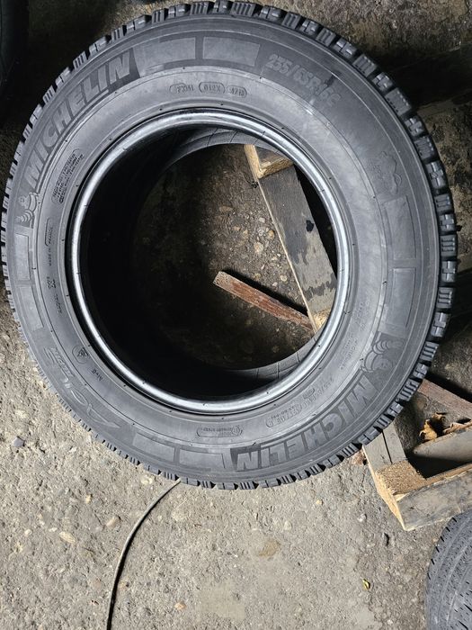 2 anvelope iarna 235 65 16C Michelin Agilis 121/119R