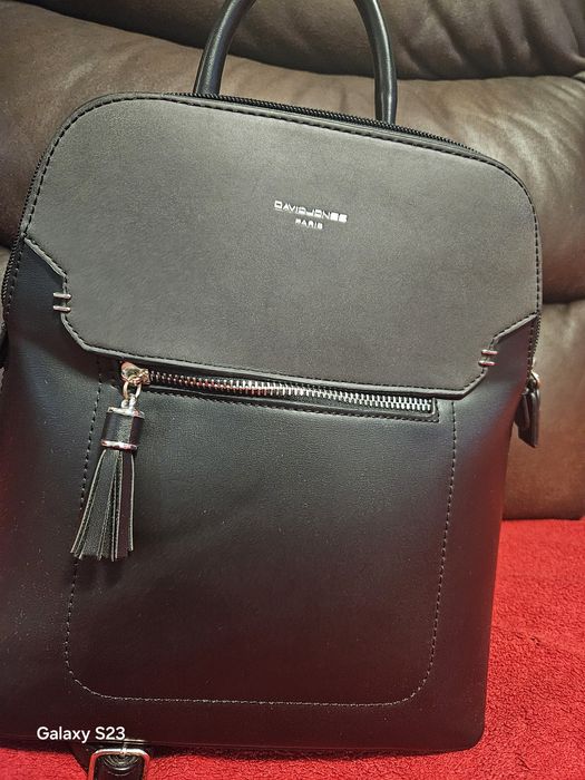 Продавам дамска кожена раничка