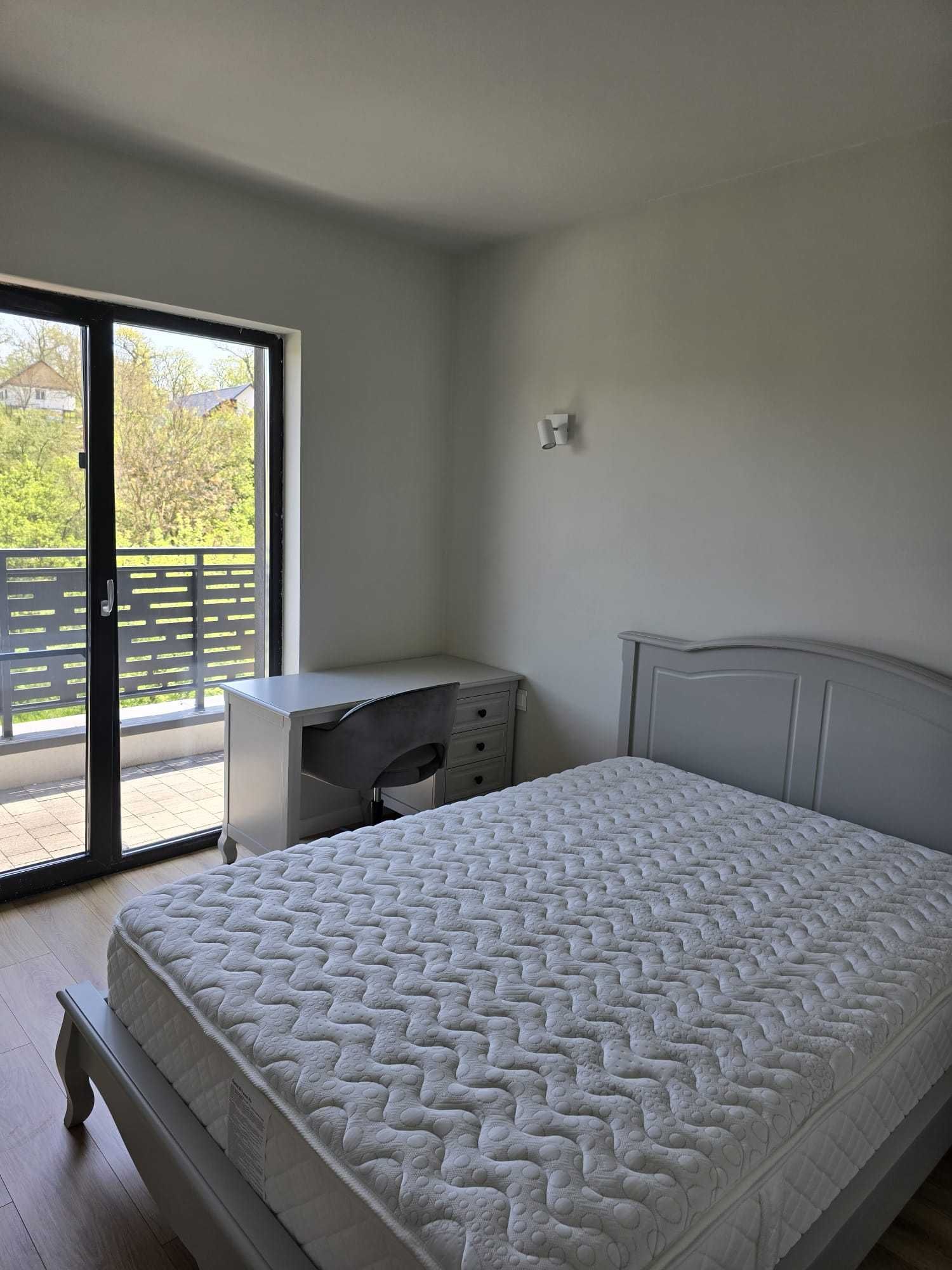 Închiriez apartament 3 camere,1 baie, terasa, parcare