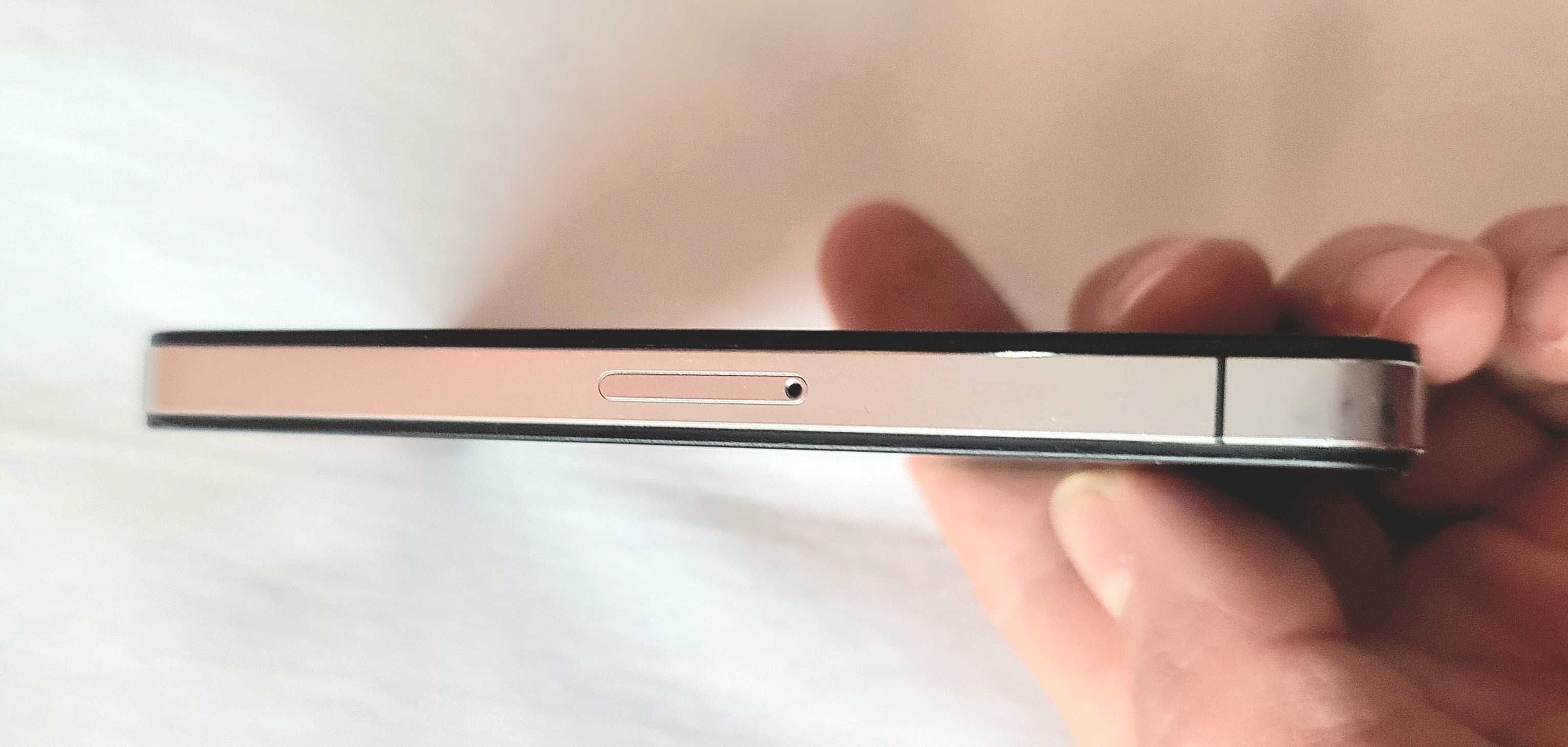 Телефон Apple 4s + Подарък таблет Samsung galaxy Tab 3 (SM-T111)