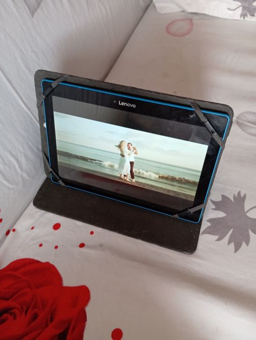 Vând tableta Lenovo 10