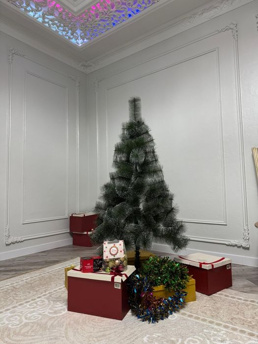 Ёлка новогодняя с украшениями