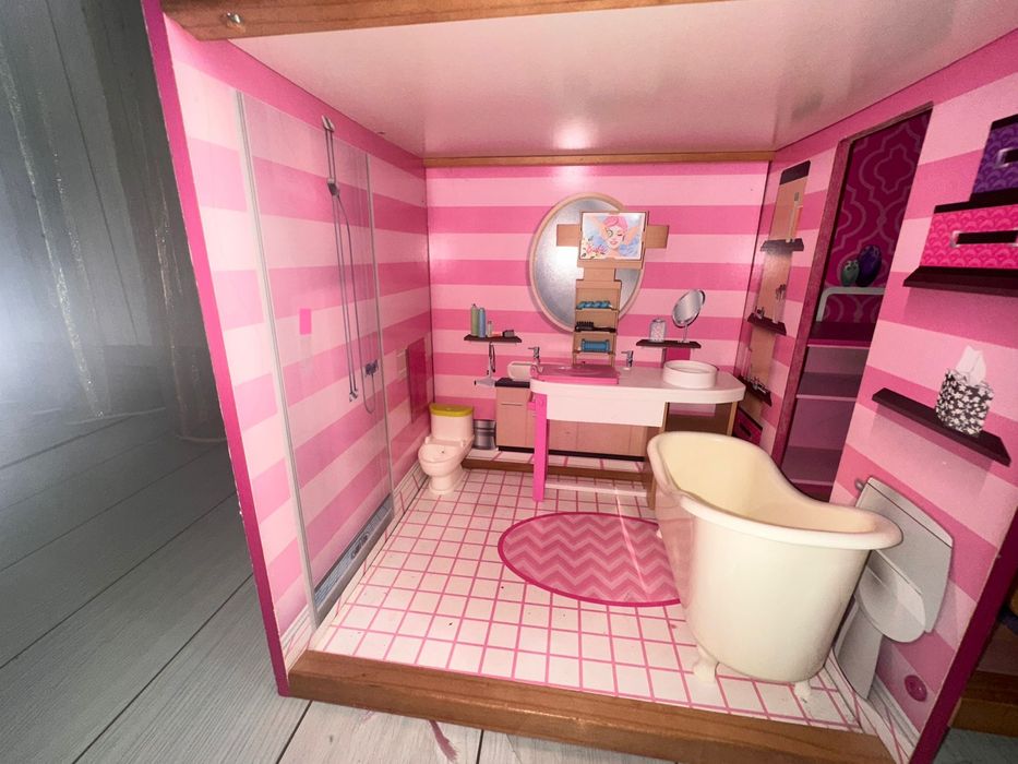 Casuta de papusi din lemn cu lift, mobilata si cu accesorii