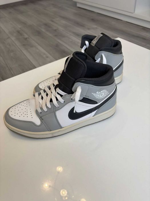 Air Jordan 1 Mid Light Smoke Grey