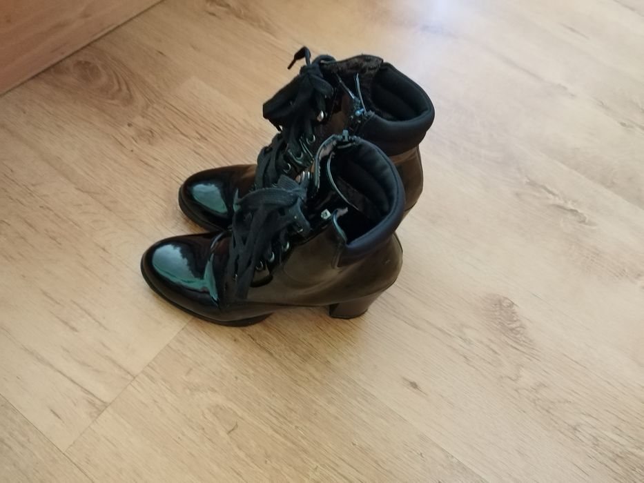 Лачени боти с ток