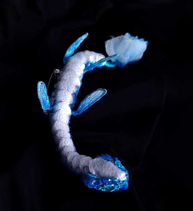 Триизмерна, ръчно изработена брошка с лазурен морски дракон