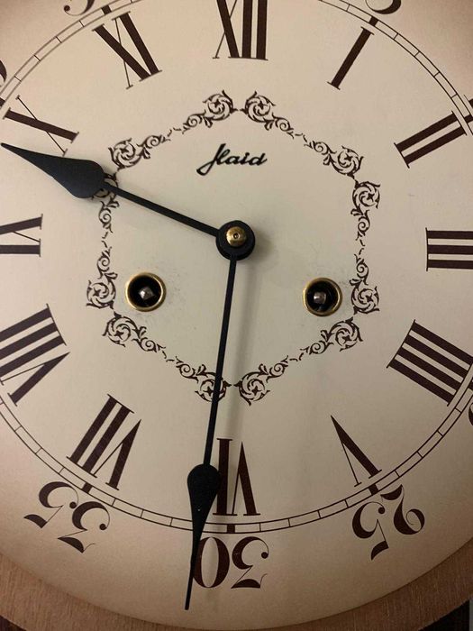 Ceas de perete cu pendul.