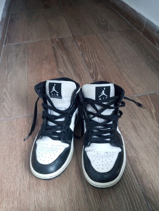 Vând Air Jordan păpucii ai fost purtați de câteva ori mărimea 37