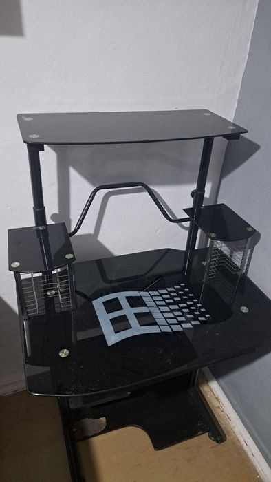 Продам компьютерный столик.