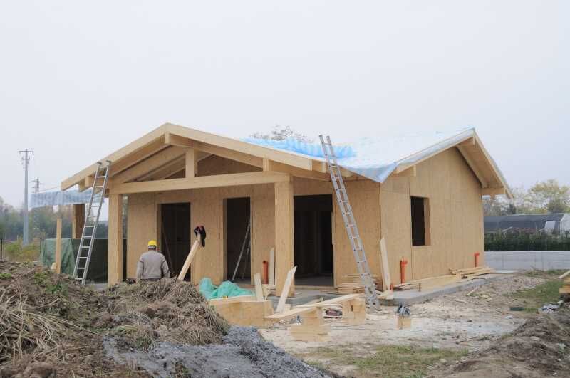 Casa din structura de lemn si cabane A-Frame