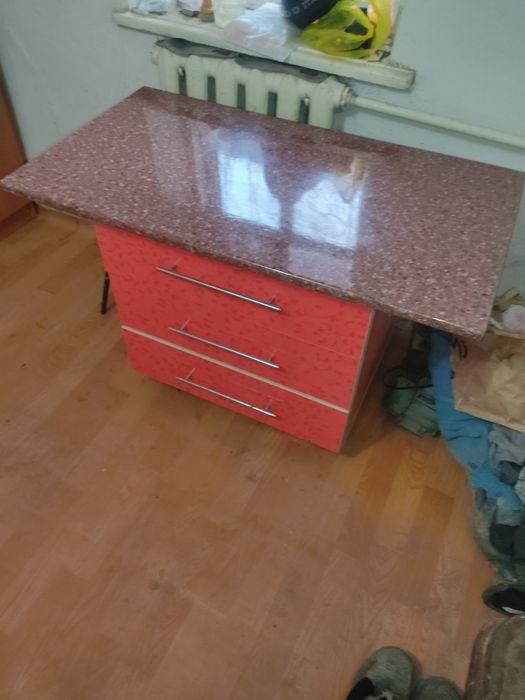 Продам стол- шкаф с выдвижными отделениями.