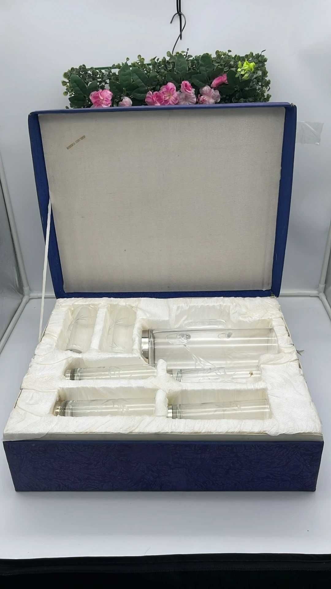 Set de cristal cu ornamente din argint,