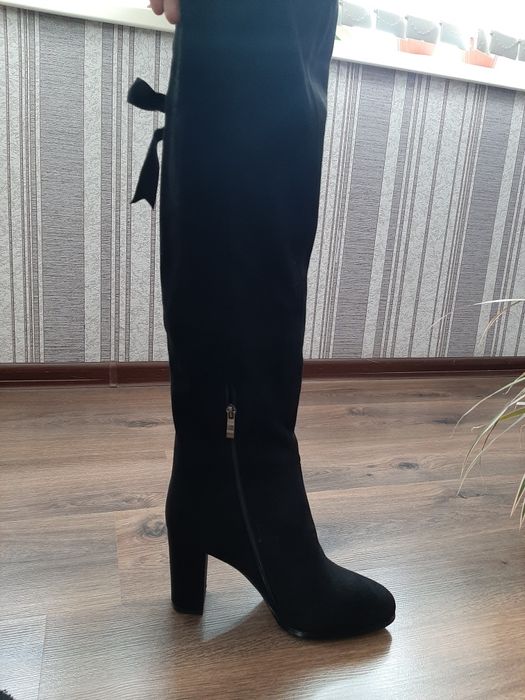 Продам новые замшевые сапоги