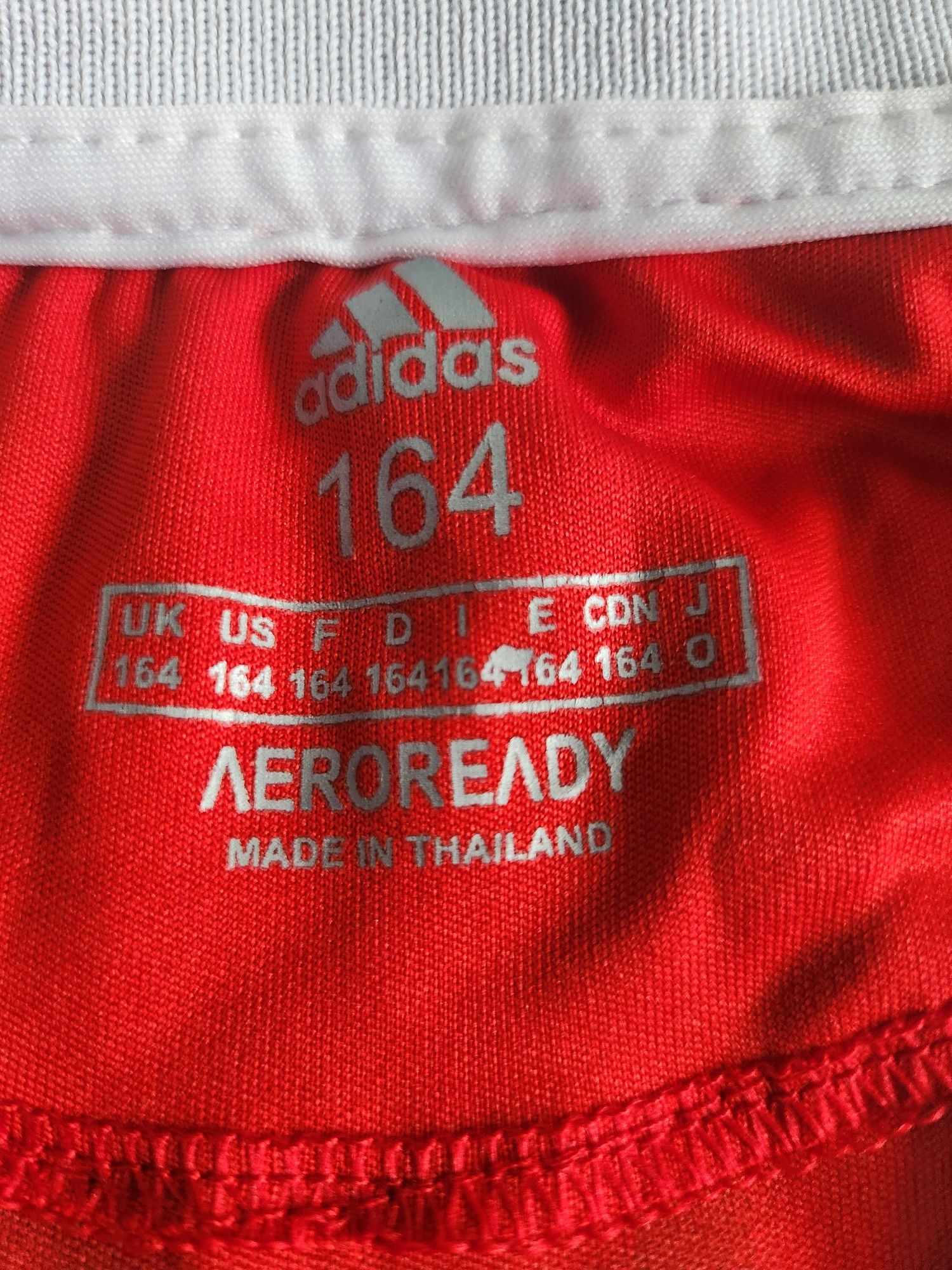 Продавам спортни екипи Nike , Adidas