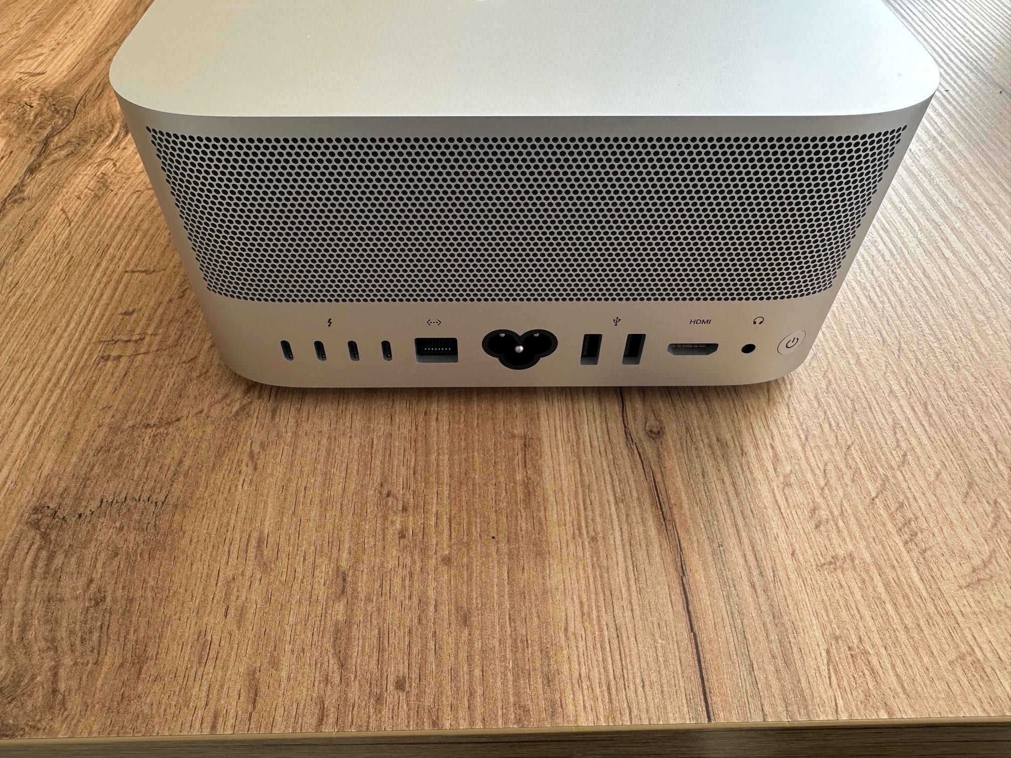 Mac Studio M1 MAX 10-Core CPU/ 24-Core GPU/ 32GB RAM/512GB SSD
