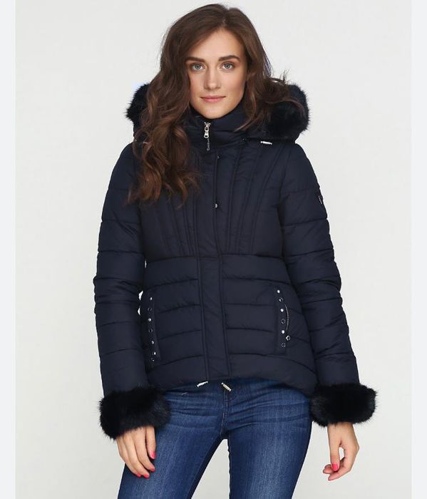 Яке Gues с пух цвят черно