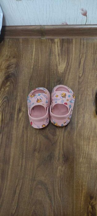 Шлепки-босоножки на девочку 2-3 года
2-3 yoshli qizlar uchun sandallar