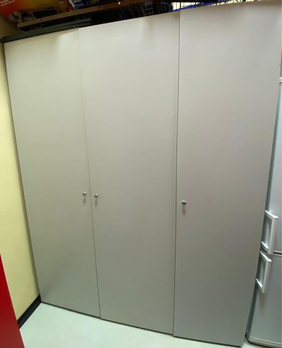 Шкаф для одежды в кофейне