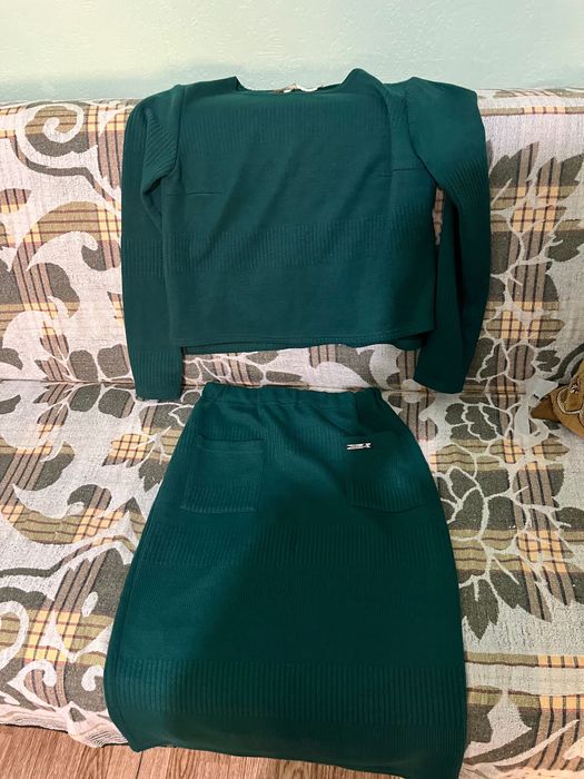 Костюм трикотажный,зеленого цвета.новый.