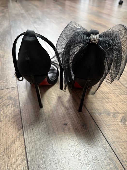 Стилни дамски обувки на ток с червена подменка