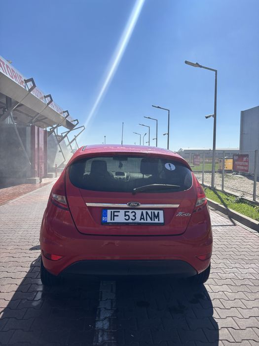 Ford Fiesta Rosu