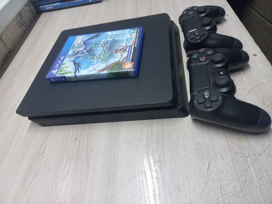 ps 4 slim в хорошом состоянии на 1 терабайт + диск с игрой в подарок
