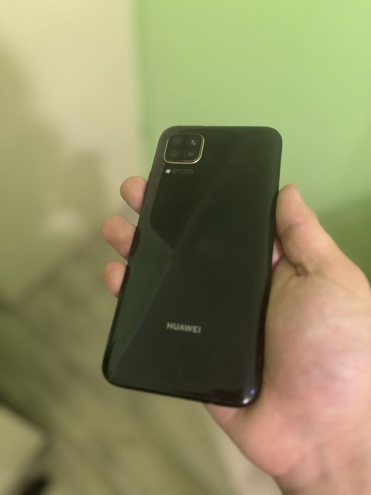 Продавам телефон Huawei p40 lite