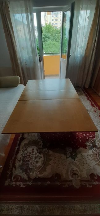 Masă extensibilă si 4 scaune
